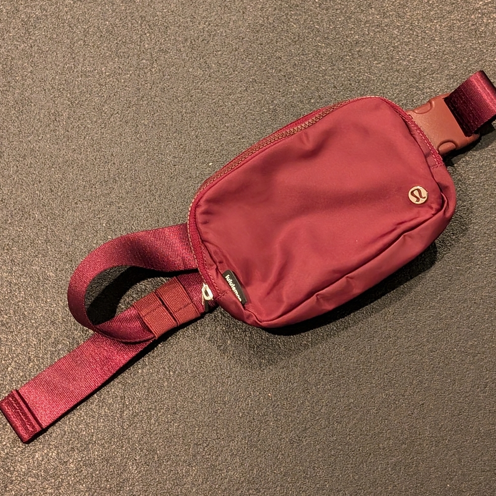 LULULEMON Athletica Maroon Burgundy 1L Belt Bag